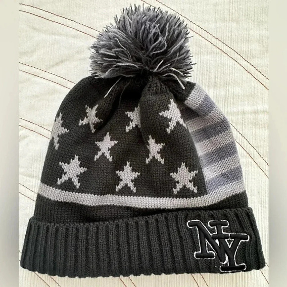 🆓NY NYC Gray Stars and Stripes Women's Pom Beanie🆓 - Picture 1 of 4